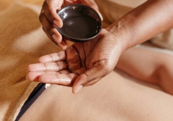 massage therapist using mud on a womans back